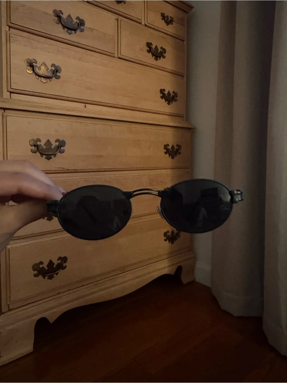 Black Oval women's Sunglasses - Classic Minimalist Style